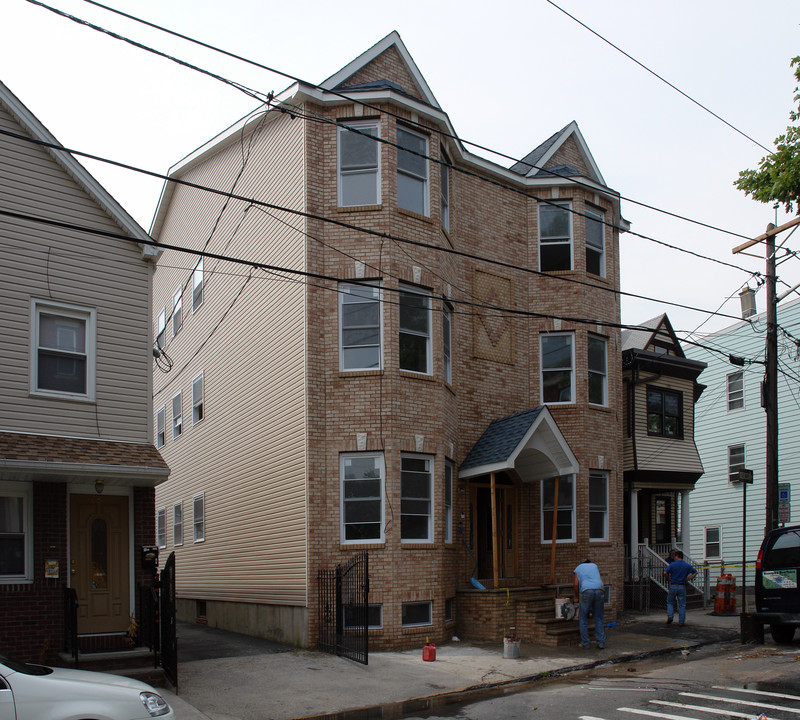 64 Barbara St in Newark, NJ - Foto de edificio