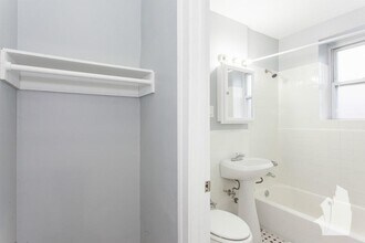 6930 N Greenview Ave in Chicago, IL - Building Photo - Building Photo