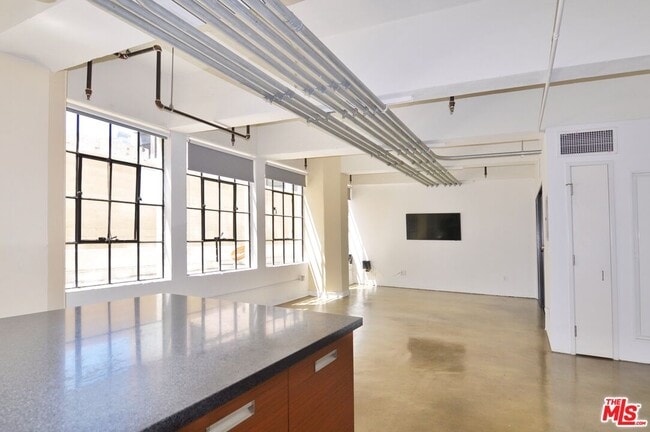 746 S Los Angeles St in Los Angeles, CA - Building Photo - Building Photo