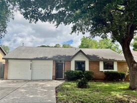 5838 Ludington Dr in Houston, TX - Building Photo