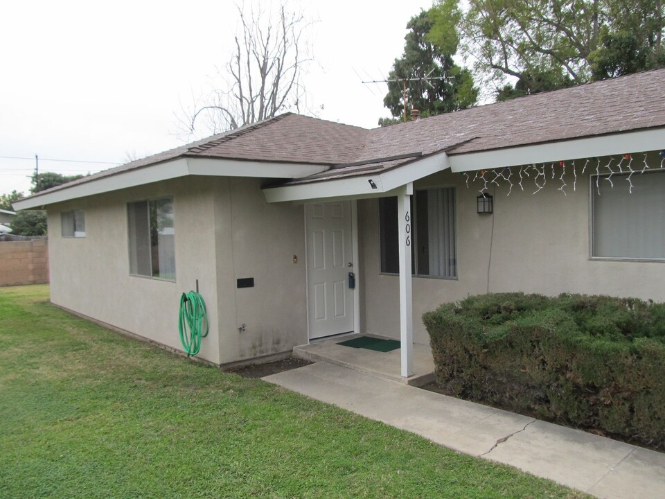 604-606 E Palmyra Ave in Orange, CA - Foto de edificio