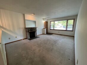 2102 Pond St in Urbana, IL - Foto de edificio - Building Photo