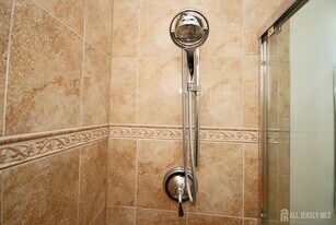 7 Gardenia Ct in Sayreville, NJ - Building Photo