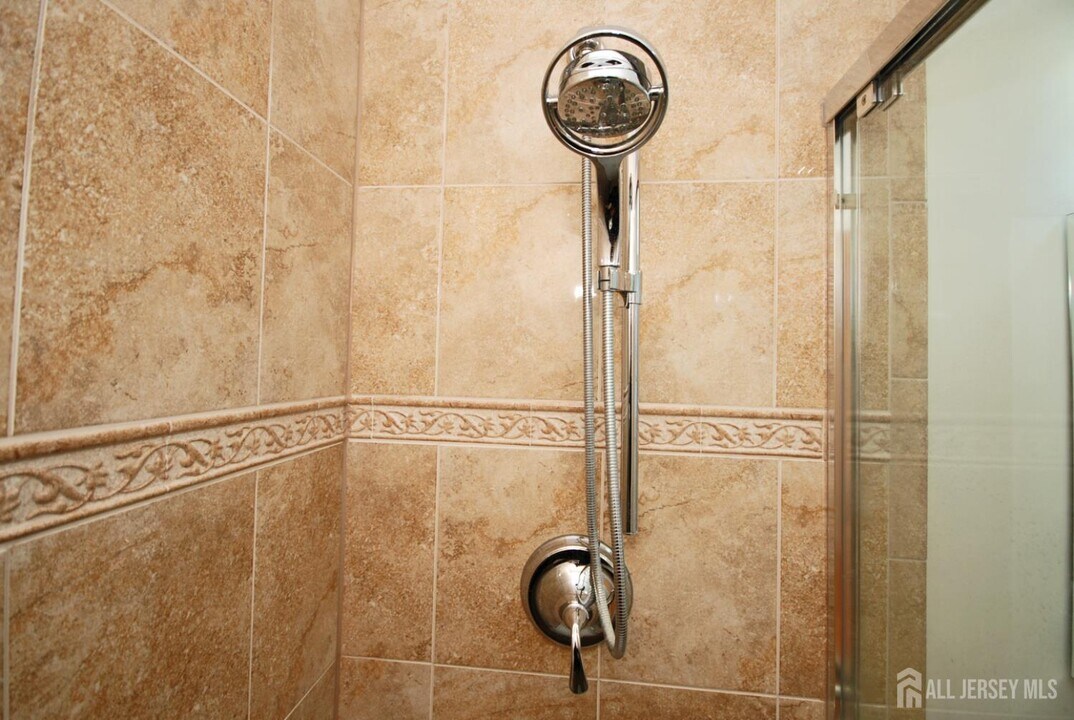 7 Gardenia Ct in Sayreville, NJ - Building Photo