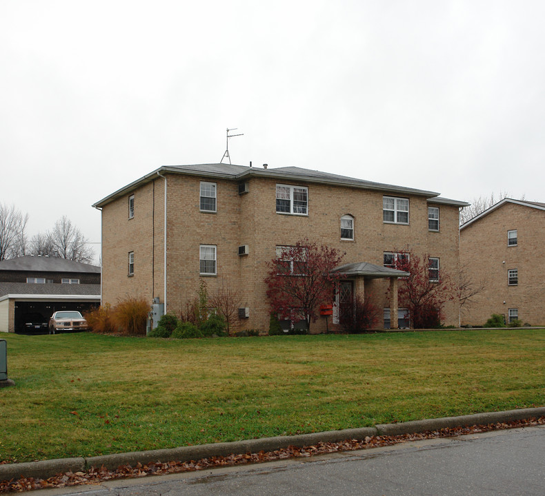 1993 Wolosyn Cir in Youngstown, OH - Foto de edificio