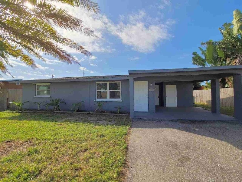 8271 Pelican Rd in Englewood, FL - Building Photo