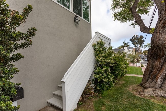 520.5 Poinsettia Ave in Newport Beach, CA - Building Photo - Building Photo