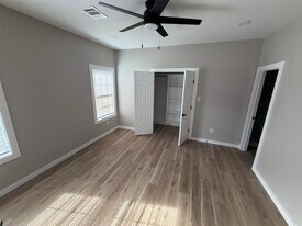 1422 W Willis St in Alvin, TX - Building Photo