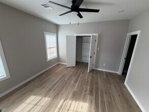 1422 W Willis St in Alvin, TX - Foto de edificio - Building Photo