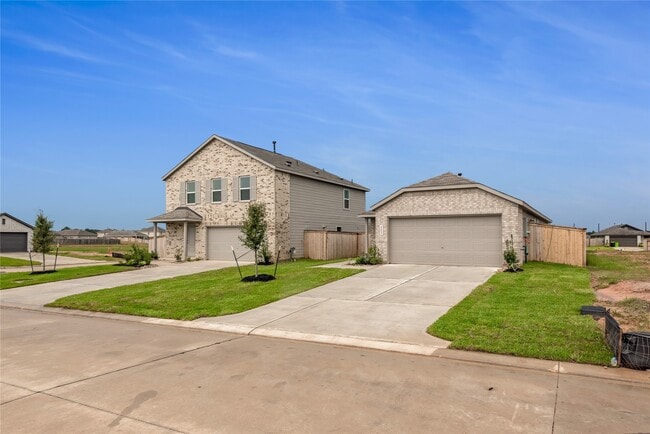 207 Forest W St in Magnolia, TX - Building Photo - Building Photo