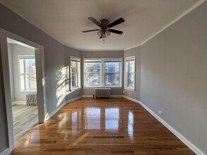 6956 N Ashland Ave in Chicago, IL - Foto de edificio - Building Photo