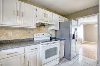 15 Renwick St in Stamford, CT - Building Photo - Building Photo