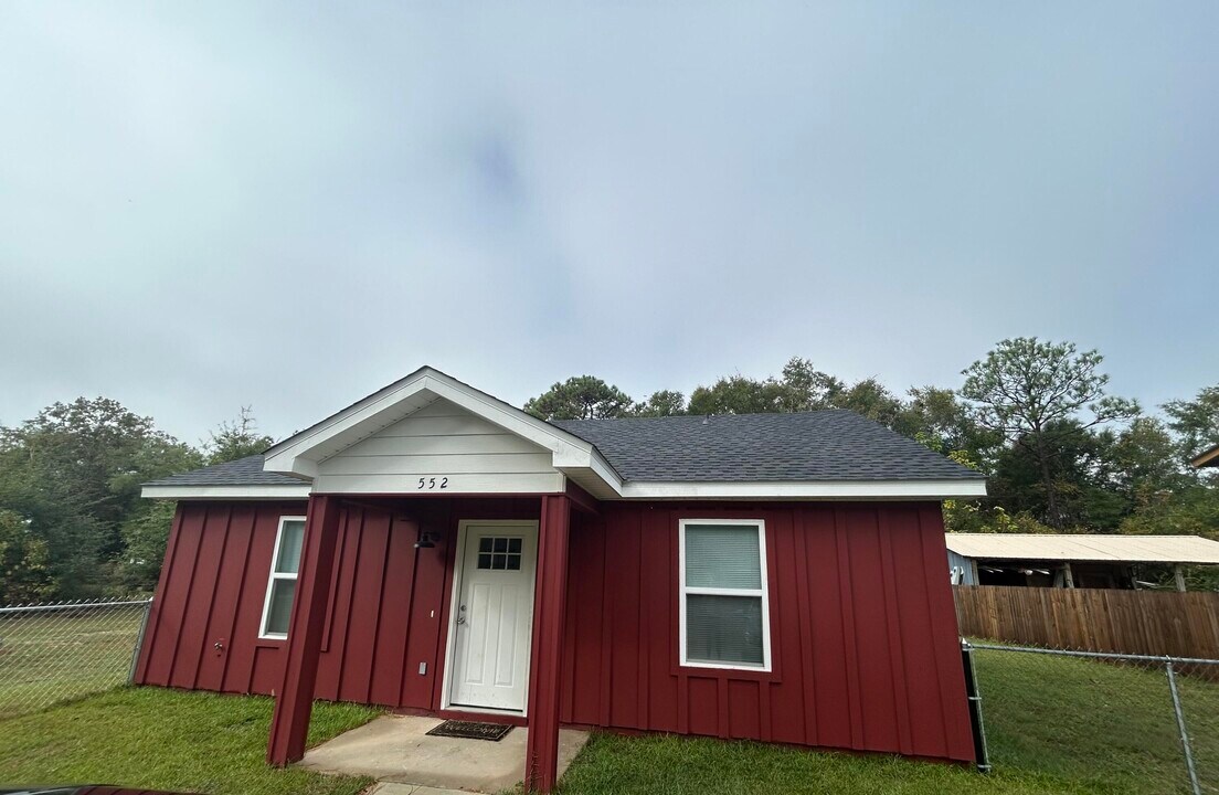 552 Kings Lake Blvd in Defuniak Springs, FL - Building Photo