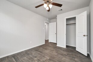 9847 Laurel Lake Dr in Shenandoah, TX - Building Photo