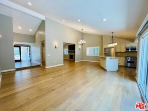 1080 Finrod Ct in Westlake Village, CA - Foto de edificio - Building Photo