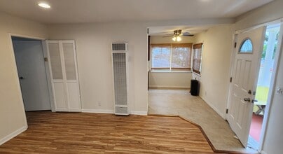 947 Victoria Ave in Venice, CA - Foto de edificio - Building Photo