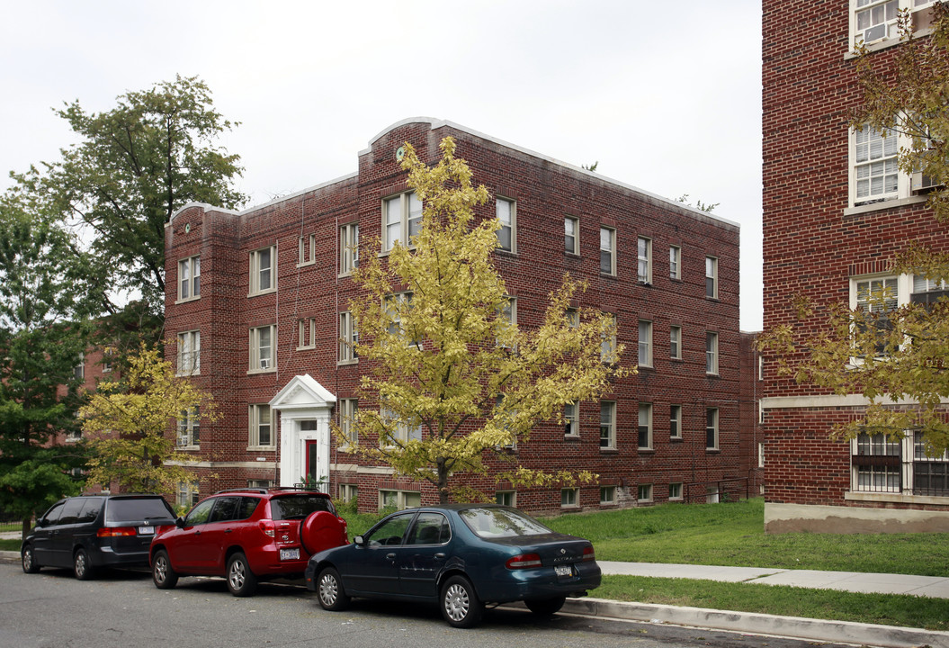 1421 Somerset Pl NW in Washington, DC - Foto de edificio