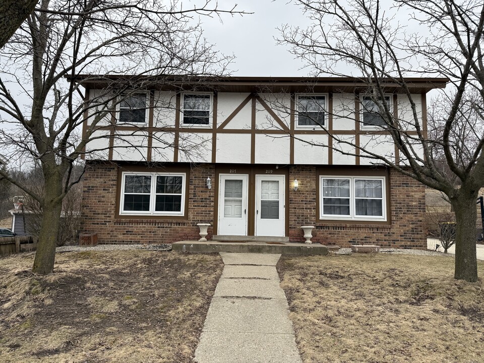 2117 Kilps Dr in Waukesha, WI - Foto de edificio