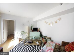 447 Fairmount Ave, Unit A in Philadelphia, PA - Building Photo - Building Photo