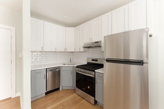435 W Surf St, Unit 207 in Chicago, IL - Building Photo - Building Photo
