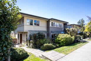 215 4th St E in North Vancouver, BC - Building Photo
