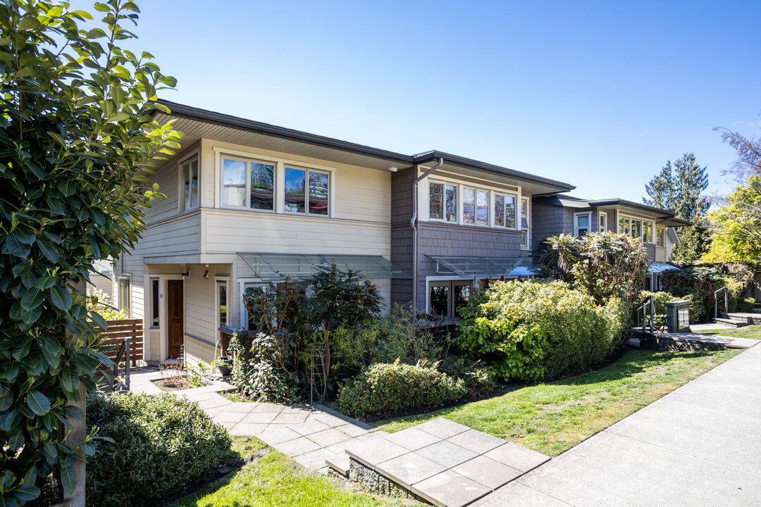 215 4th St E in North Vancouver, BC - Building Photo