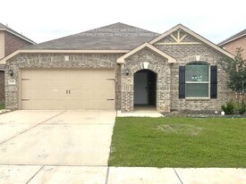 135 Magnolia Dr in Sanger, TX - Building Photo