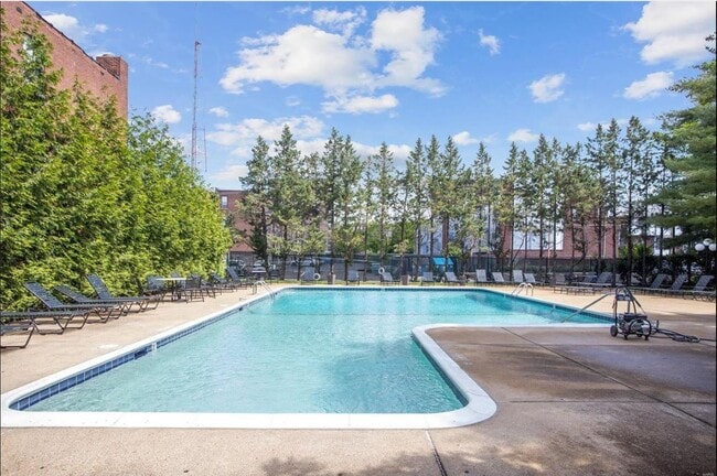 5510 Waterman Blvd, Unit 201 in St. Louis, MO - Building Photo - Building Photo