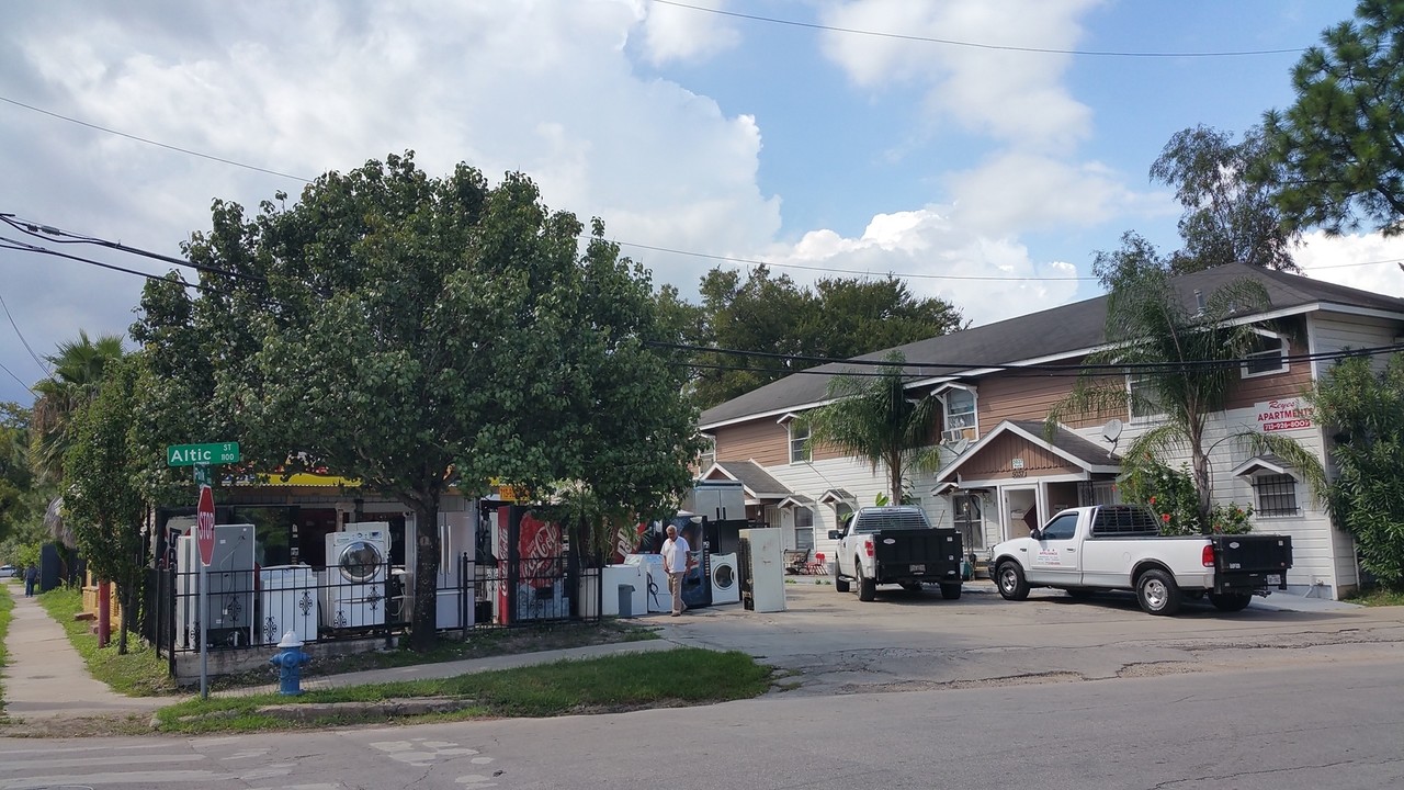 Former Washateria / Laundrymat and 8-Plex in Houston, TX - Building Photo