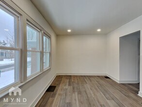 1724 Woodlawn Ave in Indianapolis, IN - Foto de edificio - Building Photo