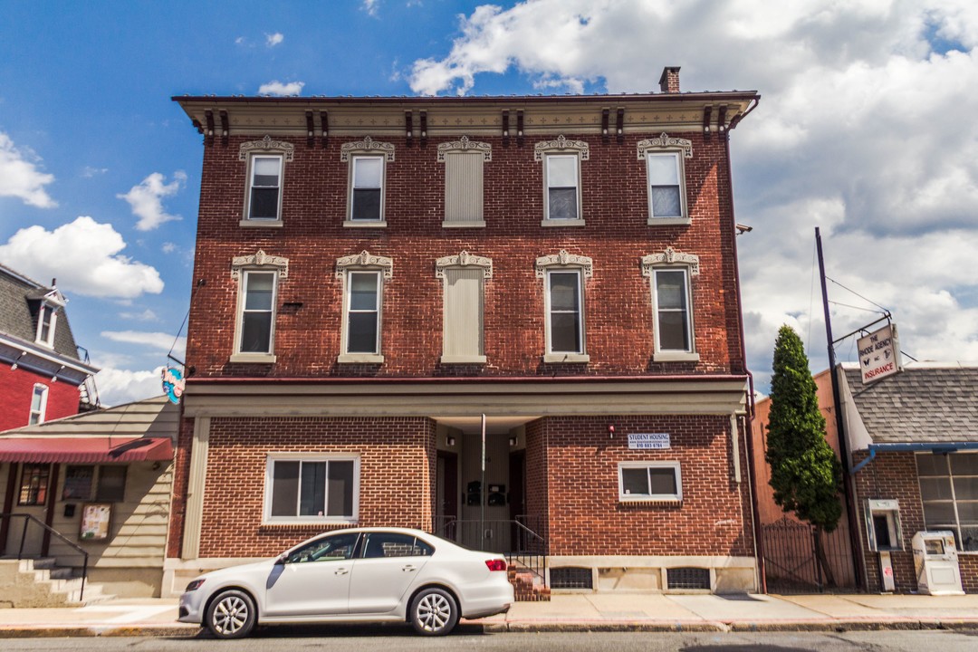 244 W Main St in Kutztown, PA - Building Photo