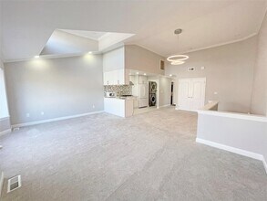 241 Oak Park Dr in Queens, NY - Foto de edificio - Building Photo