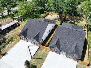 204 Booker T Washington St in Conroe, TX - Building Photo - Building Photo