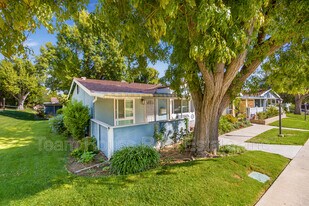 19139 Ave Of The Oaks in Santa Clarita, CA - Building Photo