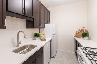 Calhoun Beach Apartments in Minneapolis, MN - Building Photo - Interior Photo