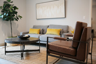 NoHo Contemporary Apartments in North Hollywood, CA - Foto de edificio - Building Photo