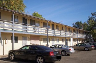 Edison Manor in Sacramento, CA - Building Photo