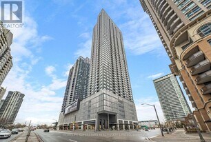 395 Square One Dr in Mississauga, ON - Building Photo