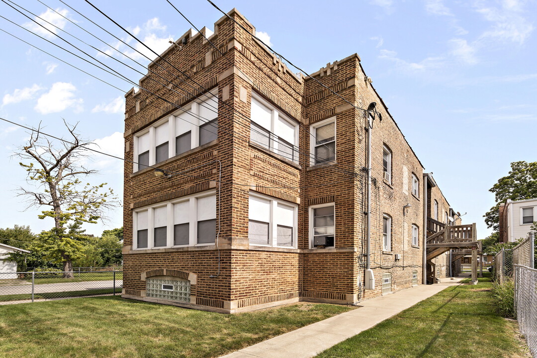 223 E 74th St in Chicago, IL - Building Photo