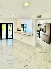 9151 W Sunrise Blvd in Plantation, FL - Building Photo - Building Photo