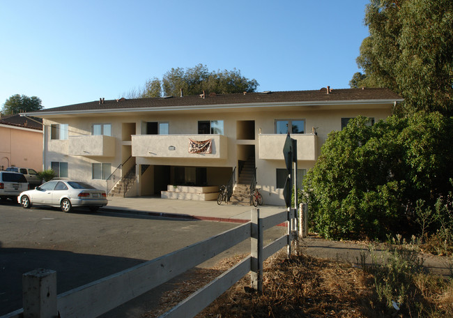 6504 Seville Rd in Goleta, CA - Foto de edificio - Building Photo