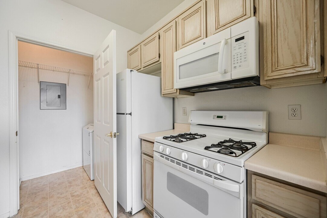 7107 S Durango Dr in Las Vegas, NV - Building Photo