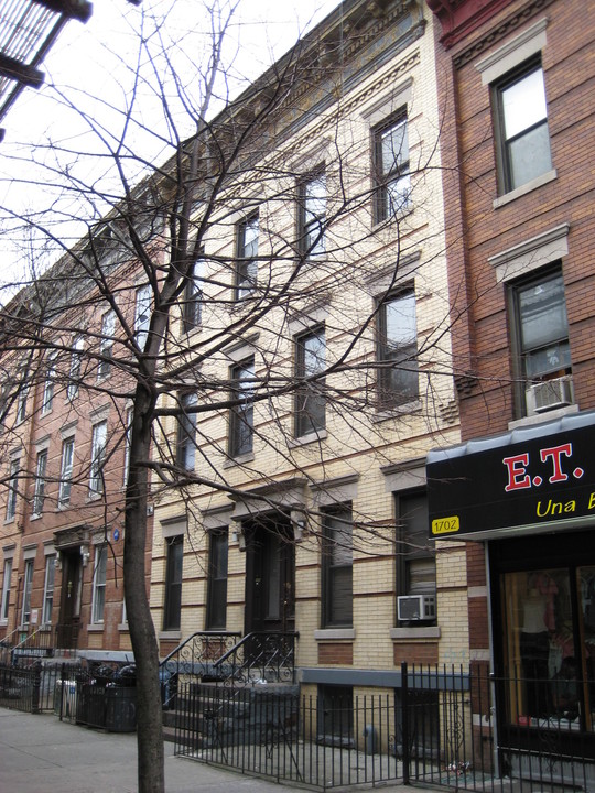 1704 Palmetto St in Flushing, NY - Building Photo