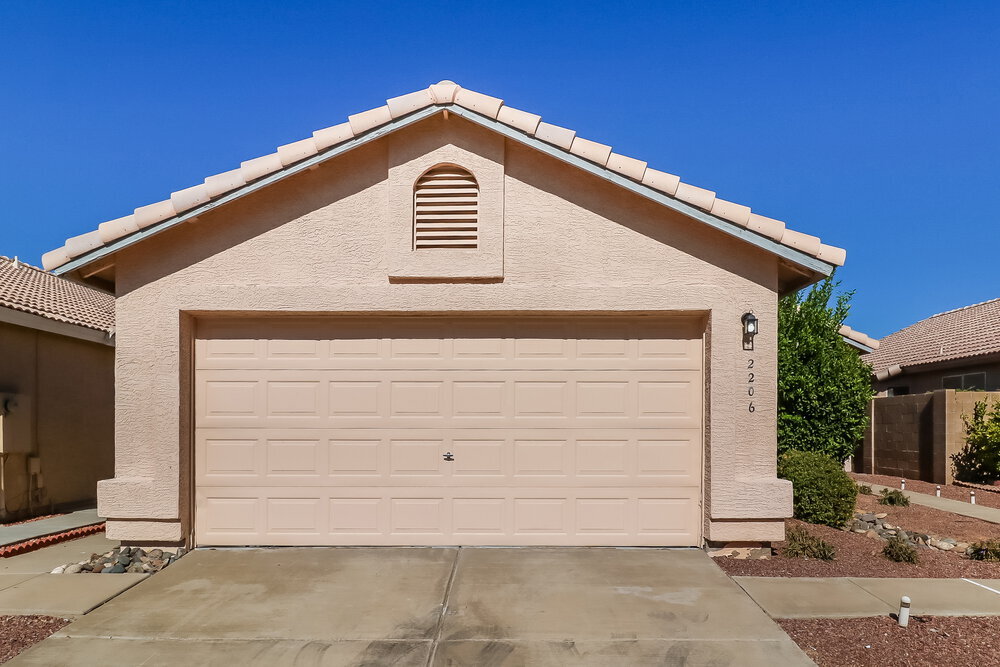 2206 E Aire Libre Ave in Phoenix, AZ - Foto de edificio