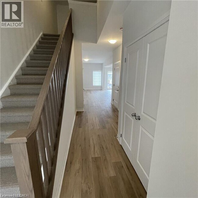 155 Equestrian Way in Cambridge, ON - Building Photo - Building Photo