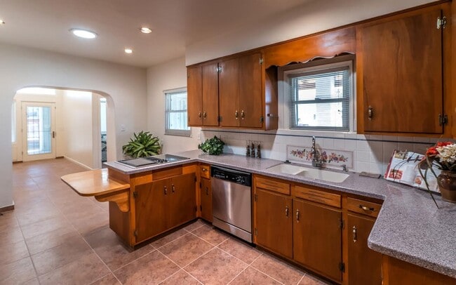 property at 1124 E 10th St