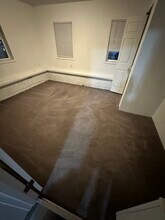 406 E Broad St, Unit Apartment 1 in Chesaning, MI - Building Photo - Building Photo