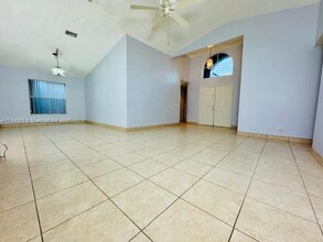 495 Carrington Ln in Weston, FL - Foto de edificio - Building Photo