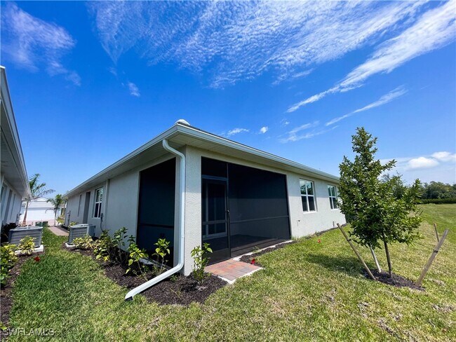1050 Enbrook Lp in Naples, FL - Building Photo - Building Photo