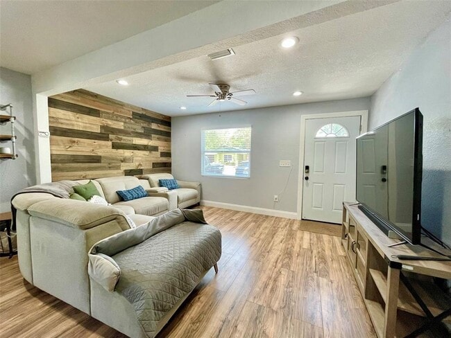 8310 El Portal Dr in Tampa, FL - Building Photo - Building Photo